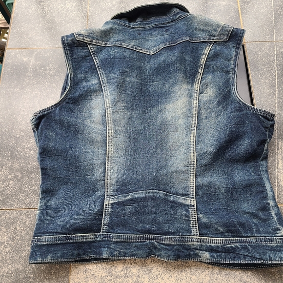 Le Chateau Jean Vest - Picture 3 of 3